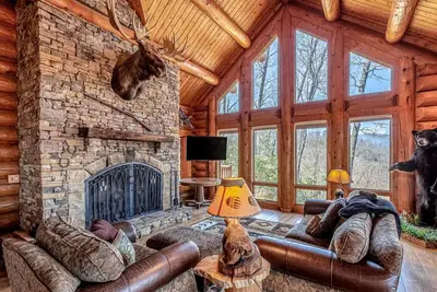Image de Mountain-view log home with hot tub, firepits, pool table & air hockey