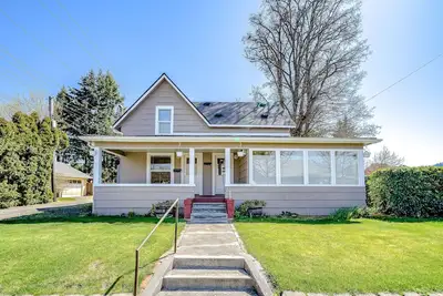 Charming Home w\/ Fast WiFi, a Private Washer\/Dryer, & Two Kitchens