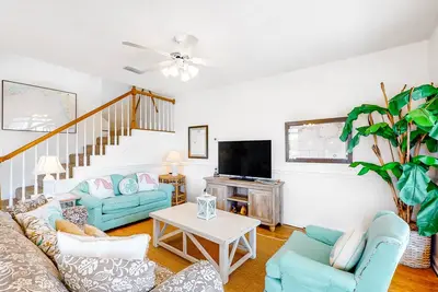 Beachy Duplex w/ Full Kitchen, High-Speed WiFi, Central Ac, and Washer/Dryer!