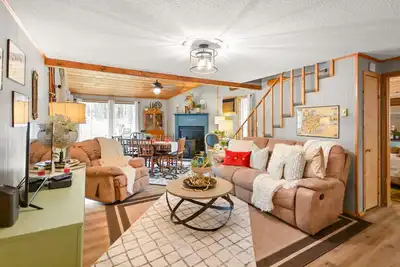 Image de Cedar Loft at The Woods-Vintage Chic Cabin Retreat with Amenities Access