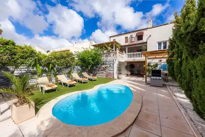 Image de Finca Casa Varna avec vue sur les montagnes, piscine, terrasse et jardin ; parking disponible.
