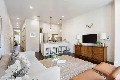 Image de This hotel is a 4 bedroom(s), 4 bathrooms, located in New Orleans, La.