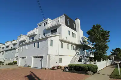 Image de Spectacular/modern town home is perfectly situated Oceanfront