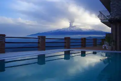 Image de Villa avec piscine. Vues à couper le souffle sur la mer, l'Etna et Taormine