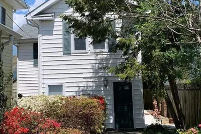 Image de North Rehoboth Cottage with prime ocean-block location