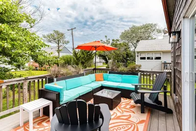 Image de Designer beach cottage & studio with bikes, outdoor shower, deck - walk to beach