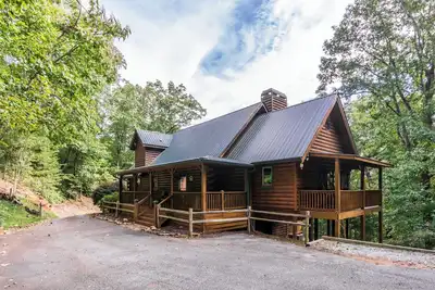 Image de Poppy's Great Escape, Log Cabin-HotTub\/Gated\/4 Bed\/4 Bath\/Dog Friendly\/!