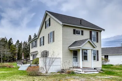 Image de Two-Story Family-Friendly Home w/Free WiFi, Deck, and Partial Ocean Views