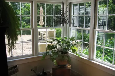 Image de Private bed& bath in 1860s farmhouse, access to total house and patio, porch.