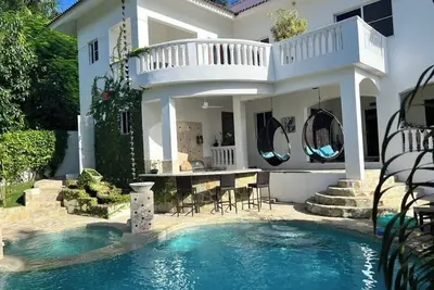 Image de Pool Jacuzzi & Tropical Oasis Yard With Fruit Trees