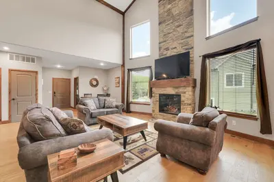 Image de Family Style 6 Bedroom Home, 2 Pools, Luxurious Getaway! Pristine & Relaxing!
