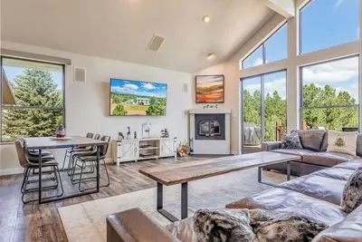 Image de New Listing - Modern Mountain Family Retreat, Golf course, Trails, Skiing++