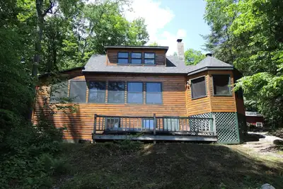 Image de Beautiful cabin on inlet to Cranberry Lake in the peaceful Adirondack mountains.