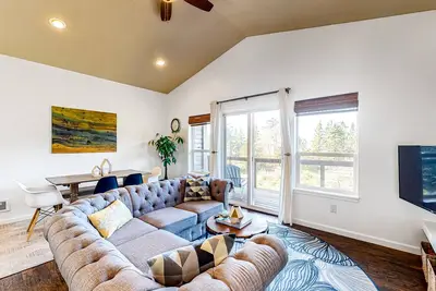 Image de Ideal retreat by the beach with deck, full Kitchen, high-speed WiFi, private W/D