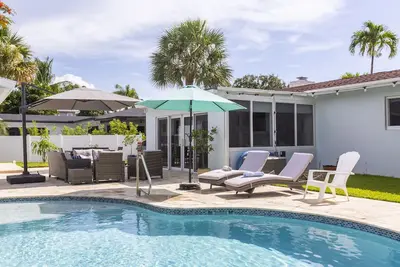 Image de Beach House, Salt Water Pool, Outdoor Kitchen, Tiki Bar & optional Guest House
