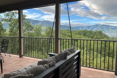 Image de Mobility friendly smoky mountain vacation rental! 180° views, 3 covered porches