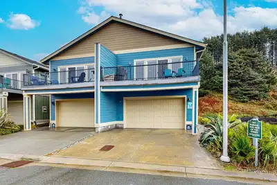 Image de Ocean View, Dog-Friendly Townhouse w/ Fireplace, WiFi - Beach Across the Street