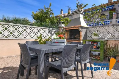Image de Maison de ville avec barbecue et espace commun avec piscine