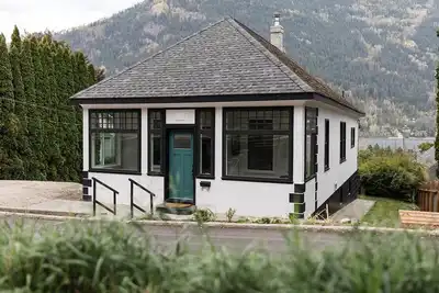 Image de Executive Luxury heritage home with lake views minutes from shops, beach & ski!