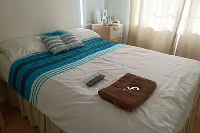 Image de Salle de douche attenante Chambre double avec 1 lit double