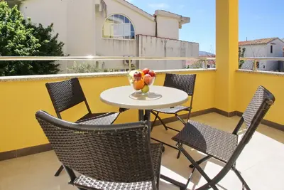 Image de Appartement de deux chambres avec la terrasse Baska, Krk (A-18716-d)