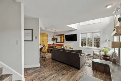 Image de Modern Comfort Steps from the Slopes – Hillsider 3br Townhome with Pool, Hot Tub