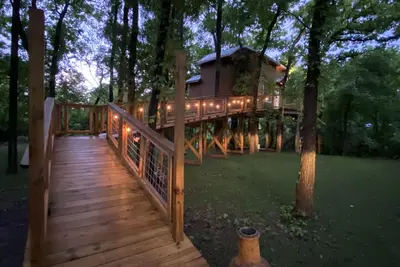 Image de Coach’s Quarters on the Creek- A Night in the Trees!