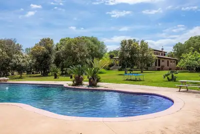 Image de Villa de vacances Ribot avec vue montagne, piscine, Wi-Fi, jardin et terrasse
