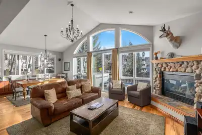 Image de Pronghorn Peak, A Single Family Home Walkable to the Slopes, Private Hot Tub, Pet Friendly!