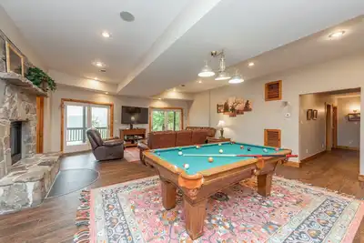 Image de Dog-Friendly Fun w/ Lake Views, Hot Tub & Sauna
