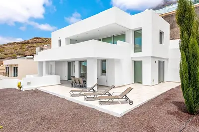 Image de grande maison à Costa Adeje pour 8 personnes avec piscine à débordement