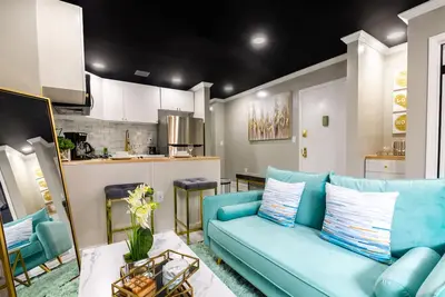 Image de Luxurious 3br, 2ba on tree lined street close to transportation