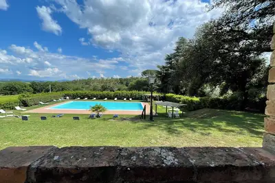 BigTypicalTuscan farmhouse, breath-taking views, big private outdoor, pool to share