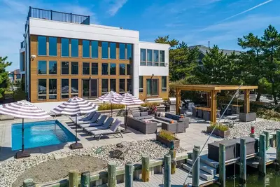 Image de 5br waterfront oasis Loveladies, Lbi with pool