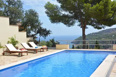 Image de Fantastic Villa, Stunning Sea Views, 5 mins walk to beach, shops & restaurants