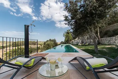 Image de Incroyable maison de campagne avec piscine, idéale pour des vacances à la campagne