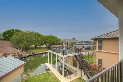 Image de Stunning Luxury Lake Home with Waterfront & Fire Pit!