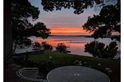 Image de Spacious lakefront home with stunning views