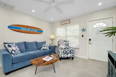 Newly Remodeled-150 Yards to Beach and Restaurants!
