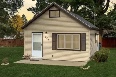 Image de Cute and cozy cabin with fenced private yard! Close to everything and the lake!