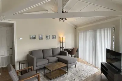 Image de Clean Pinehurst Treehouse Social dist Hideout