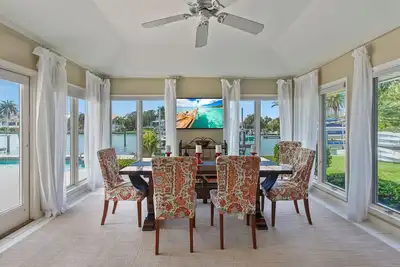 Image de Gorgeous 3\/3 pool home on water Lido Key!
