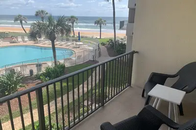 Image de Cozy Beachfront Retreat; Updated modern décor