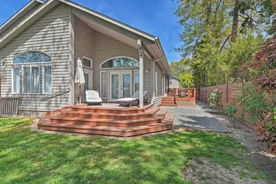 Image de Deck & River Views: Family Home in Grants Pass