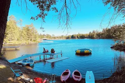Image de Muskoka Waterfront Cottage - Moon River with Hot Tub