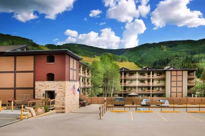 Image de Walk to town and chairlifts. Pool/hot tubs & free parking, spectacular views! !