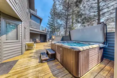Image de Golf-Adjacent Getaway w\/ a Private Hot Tub, Free WiFi, A\/C, & Sharc Passes