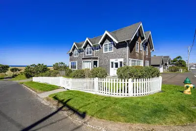 Image de Classic Two-Story Beach House w/ Free WiFi, Gas Fireplace, & Washer/Dryer
