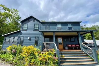 Image de Enchanting Modern Farmhouse with Picturesque Views