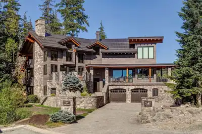 Image de Kadenwood 2924 – Ski in Ski out, Private Pool, Hot Tub, Elevator & Gondola